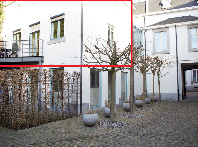 Charmant duplex appartement in de gezelligste buurt van Hasselt! Welkom in het gerenoveerd appartement dat centraal maar toch zeer rustig gelegen is.